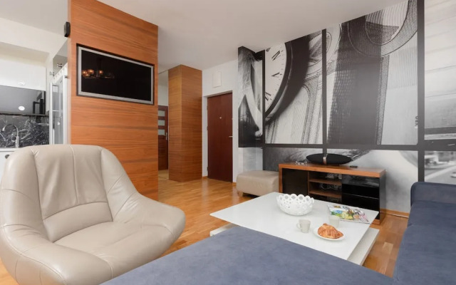 Warsaw Apartment With Parking by Renters