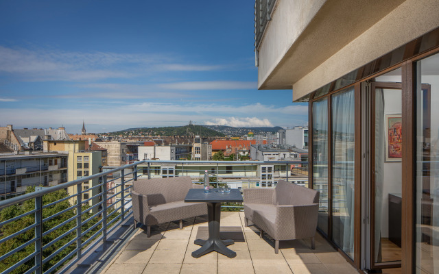 Escala Hotel & Suites