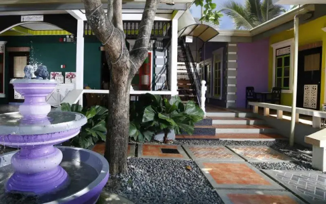 Purple Fountain Inn & Hostel