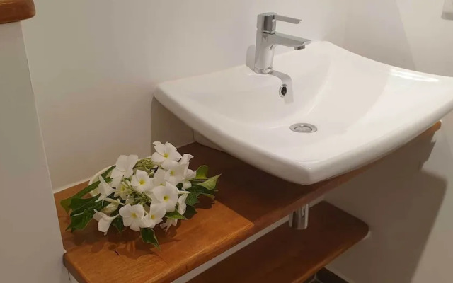 Moana Breeze Eco Lodge