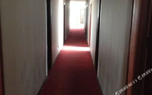 Xiaoyue Hotel (Wuhan Xingye Road Metro Station)
