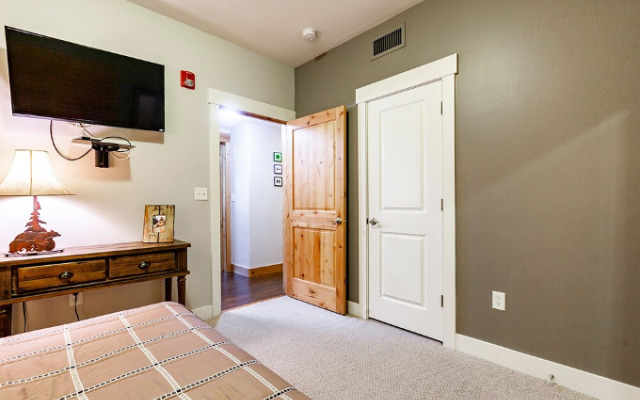 All Seasons Resort Lodging-Bear Hollow Village