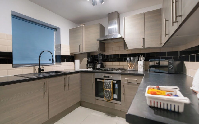 D'luxe 5 Beds Home in Isleworth London