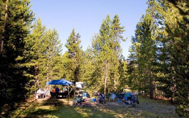 Headwaters Lodge & Cabins at Flagg Ranch