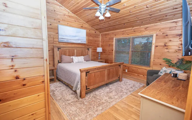 Majestic Springs Lodge 3 Bedroom Cabin by RedAwning