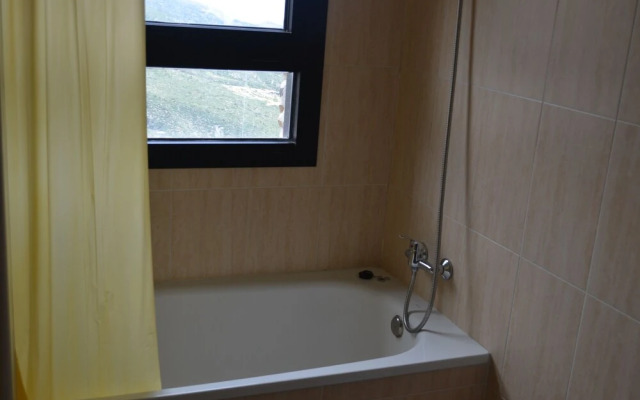 Fully equipped studio overlooking Mount Oiz