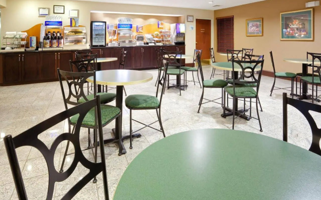 Country Inn & Suites by Radisson, Dunn, NC