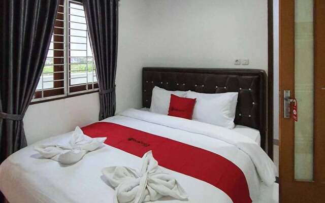 RedDoorz near CitraLand Gama City Medan