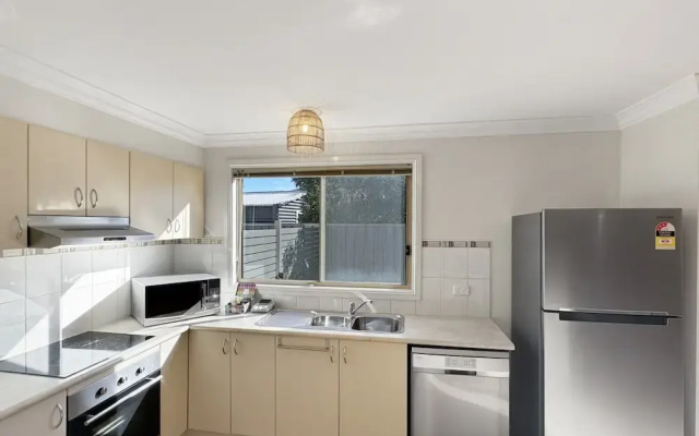 Spacious 4-bed Home 2-min to the Beach