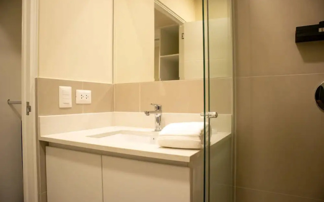 w Striking 1BR w Perfect Balcony Near Kennedy Park