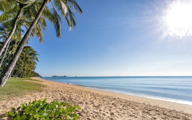 Beachfront Bliss 3-bedroom Apartment with Sea View 4