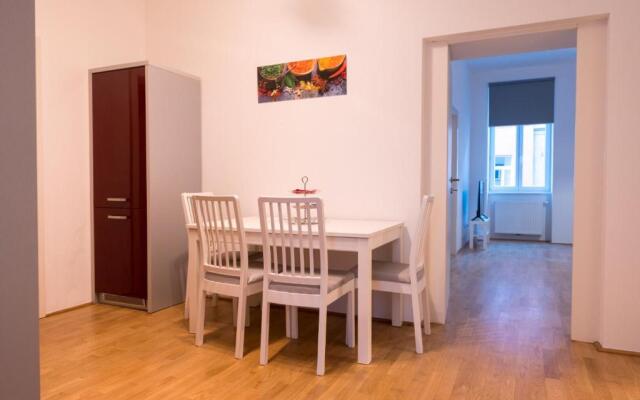 Charming Flat & Balcony near CentralStation Apt 5