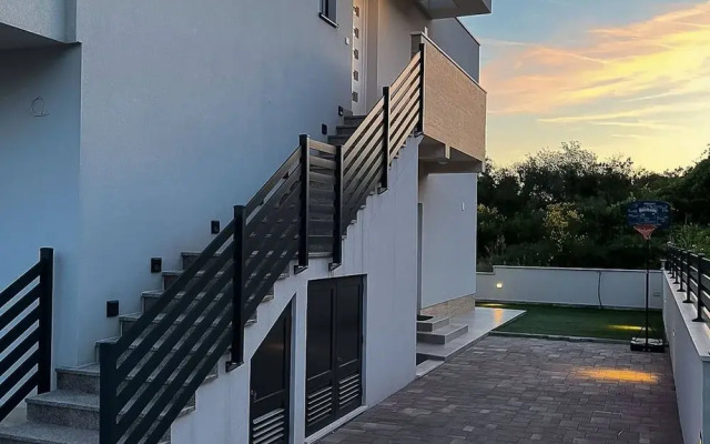 Shimmering Sea Apartment With Terrace