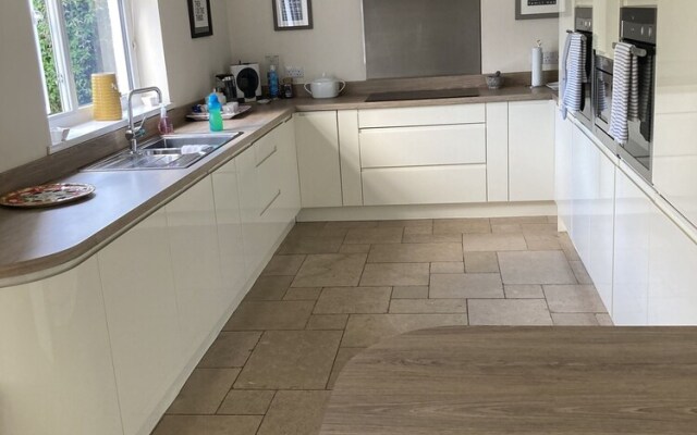 Beautiful Large 4-bed House, Close to Celtic Manor