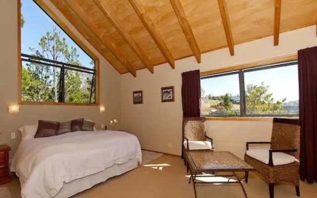Treetop Oasis - Tairua Executive Holiday Home