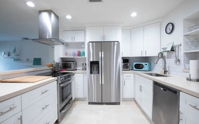 Stunning & Private 5 BDR Canal-front Home w/ Pool!