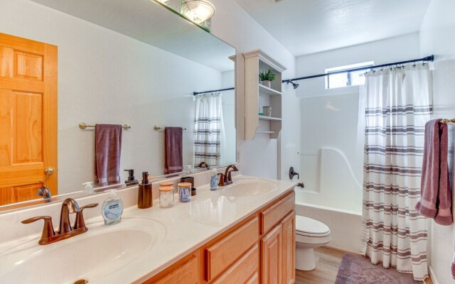 Pet-friendly Cabin w/ Fire Pit in Pinetop!