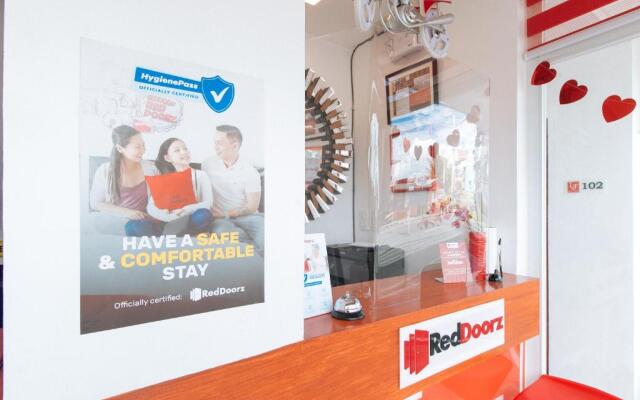 RedDoorz near Mercado del Lago