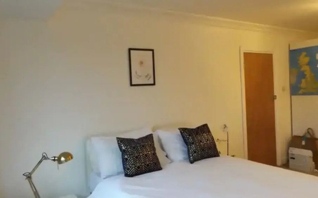 Room in Guest Room - Spacious Room in Coventry