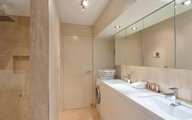 Commodore 1 Noosa Parade 80