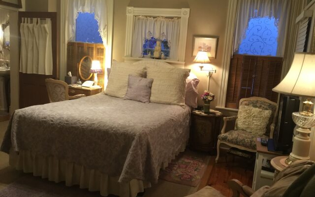 Historic Iron Horse Inn