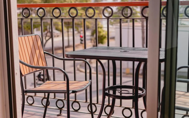 La Lola Hotel & Suites