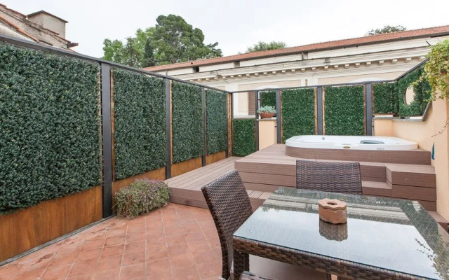 Trevi Penthouse with Jacuzzi