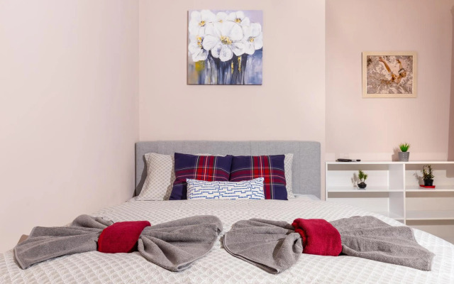 Stella 1&2 - Pink and Grey Studios near the Singing Fountains