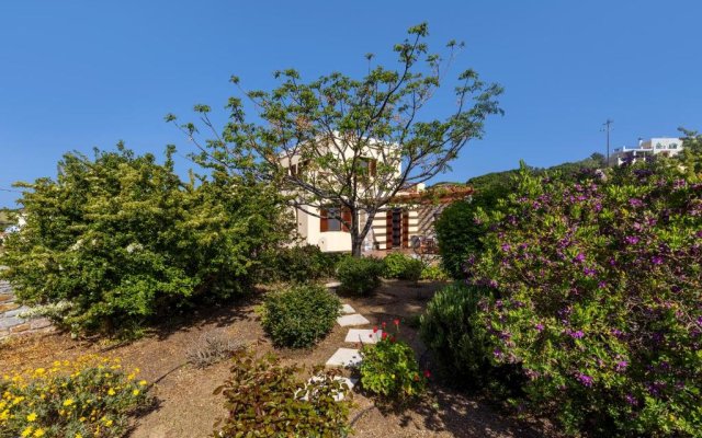 Villa Marianthi Syros, 4-Bedroom Villa with Garden, 2Km form the Sea