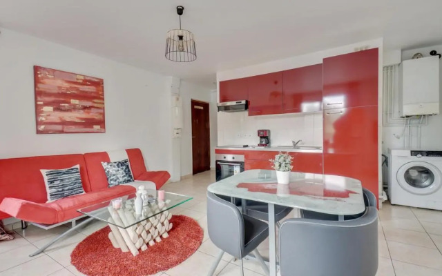 Chic apart with parking near Paris