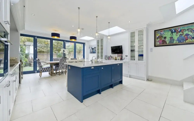 Cosy 4-bed Family Home Shepherd s Bush