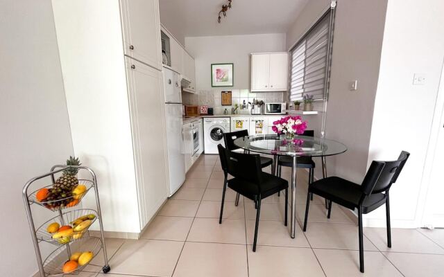 Modern Apartment Only 900m From Famous Venus Beach