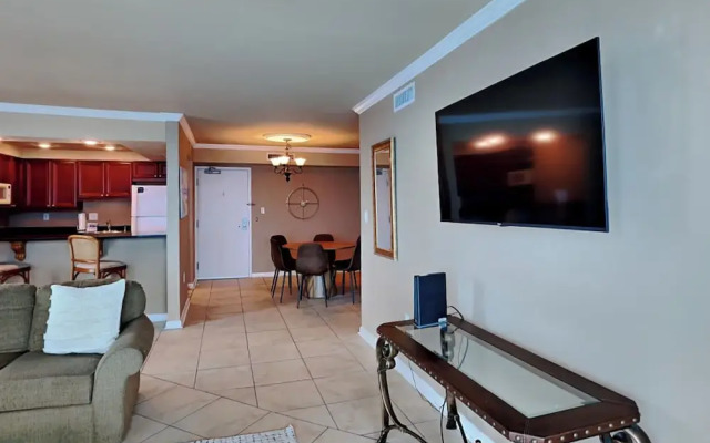 Sabine Yacht & Racquet #8D