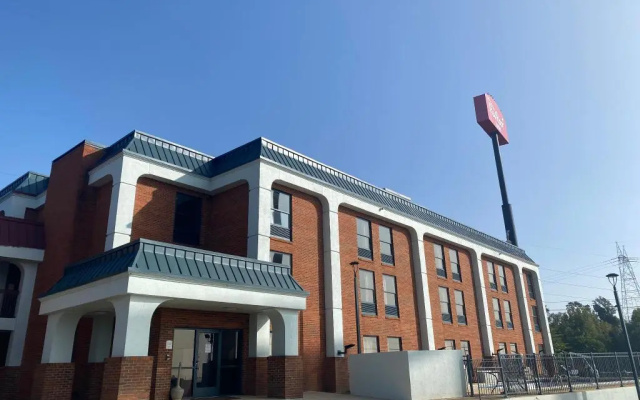 HomeTowne Studios by Red Roof Prattville