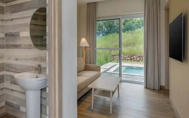Himalayan Hideaway Resort Pokhara, The Centara Collection