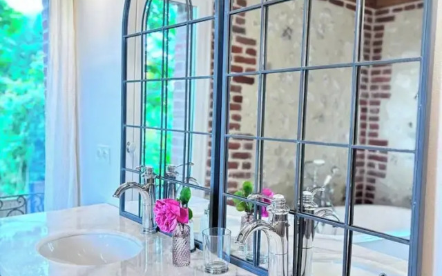 Exceptional 5 Bedroom House Near the Beach