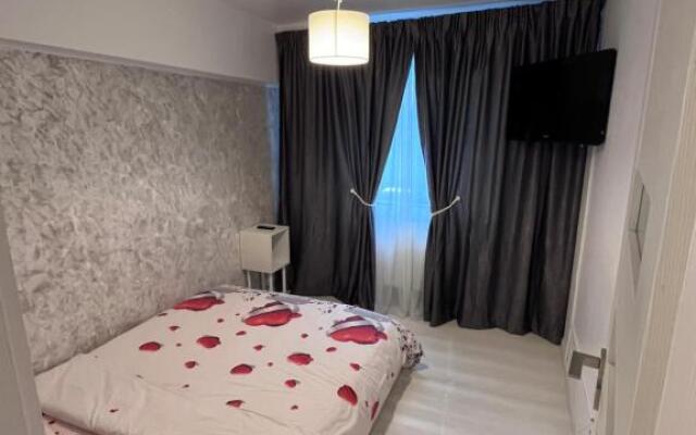White & Silver Luxury Suite - Craiova