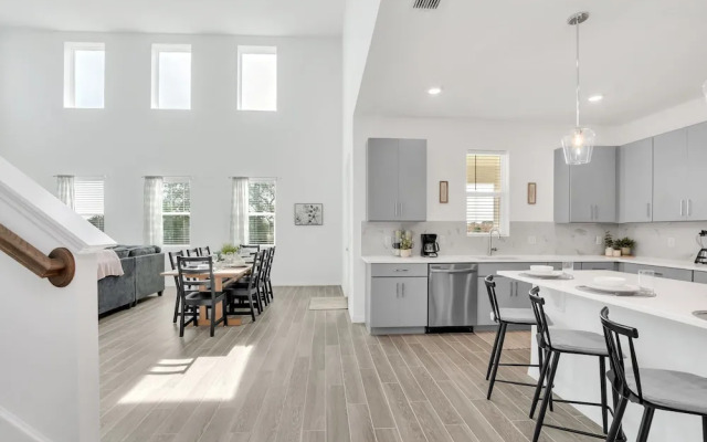 Upstay - Spacious Lakefront Home Near Disney