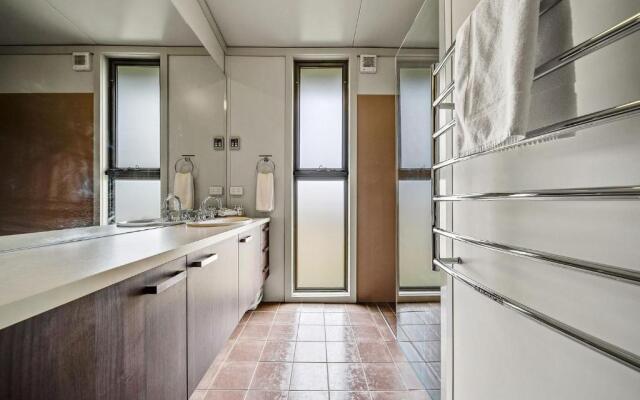 Ecocrackenback 16 'Sustainable, luxurious chalet close to the slopes.'