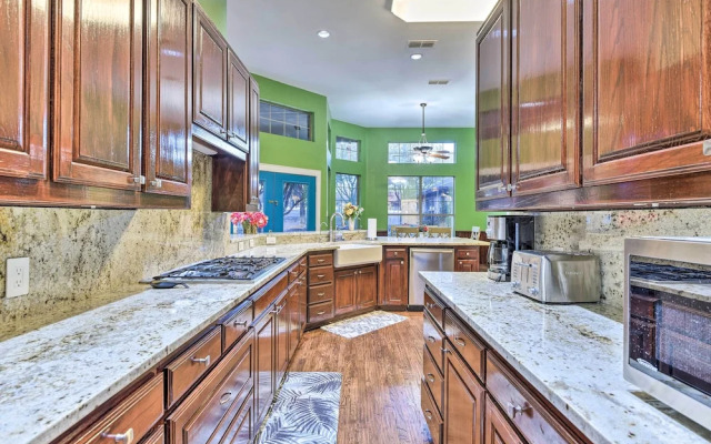 Private Pool: Spacious & Vibrant Argyle Villa!