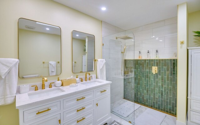 Chic Palm Coast Escape: Lanai & Heated Pool!