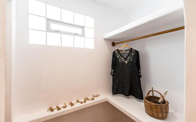 White Luxurious Apartment IΙI