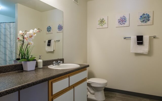 Eastside 1 & 2 BR Apts with balcony by Frontdesk