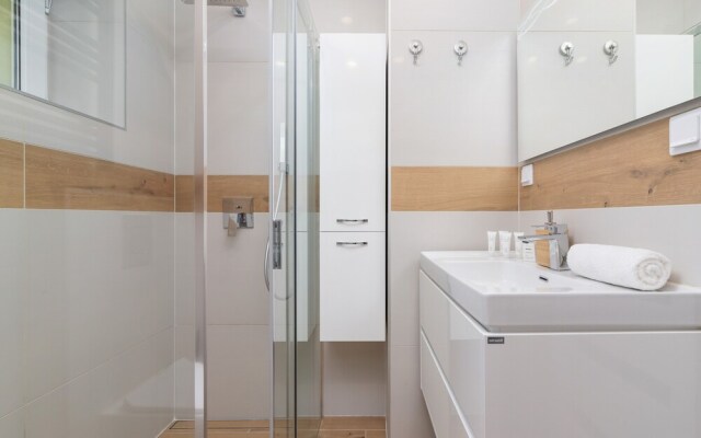Apartment Gromadzka With A/C by Renters
