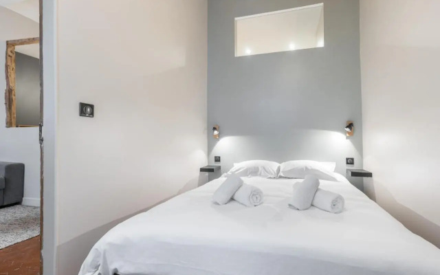 Charming 2 Bdr Old Town