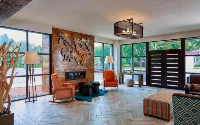 Fredericksburg Inn & Suites