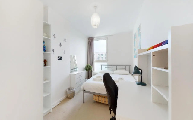 Lovely 2 bedroom flat with balcony in Stratford
