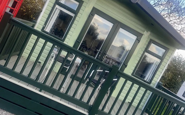 Homely 2 bed Chalet Tuxford