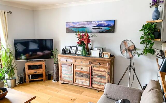 Modern 1 Bedroom Apartment With Balconies And Marina Views