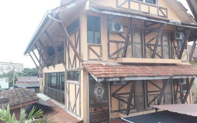 Le Chateau de Puah HomeStay